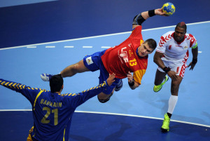 Spain's Akizu Aguinagalde (C) attempts to score in front of goalkeaper Mohamed A.Husain of Bahrein (L) during their 22st men's Handball World Championships match at the "Arena  Kristianstad" sports hall on January 14, 2011 in Kristianstad. Sweden hosts the World 2011 Handball Championships from 13 to 30 January 2011. AFP PHOTO / FRANCK FIFE